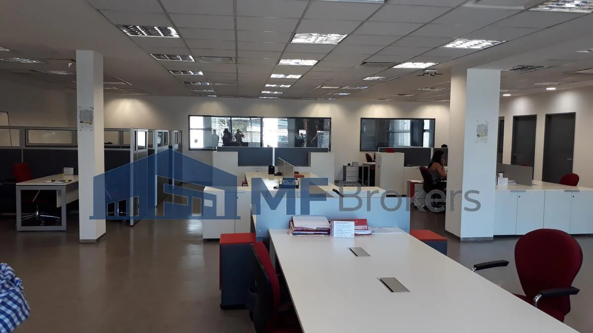 Alquiler excelente galpón - imagen comercial y 700 m2 de Oficinas zona industrial de Pacheco
