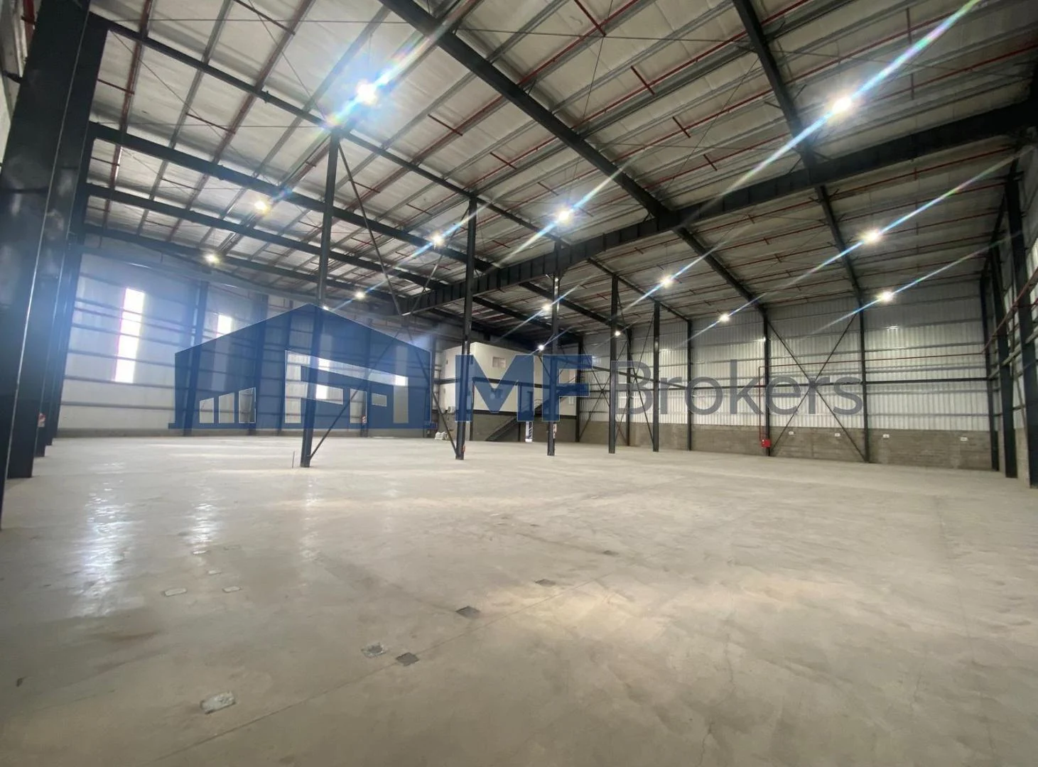Foto de Excelente galpón AAA con oficinas y vestuarios en Pque. industrial a, imagen 1