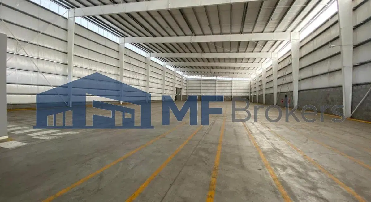 Impresionante galpón en alquiler con oficinas, vestuarios y docks de carga en Polo Industrial 2
