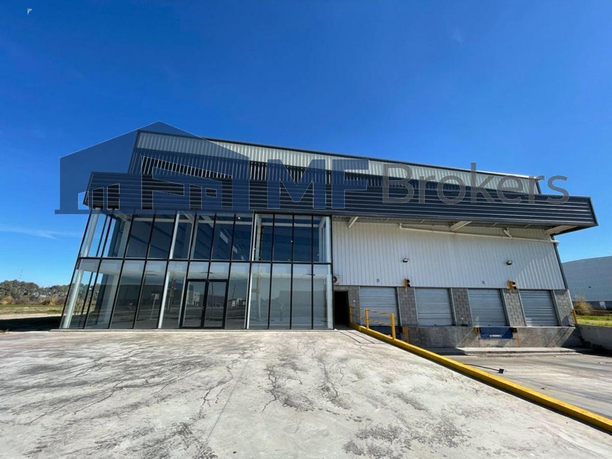 Impresionante galpón en alquiler con oficinas, vestuarios y docks de carga en Polo Industrial