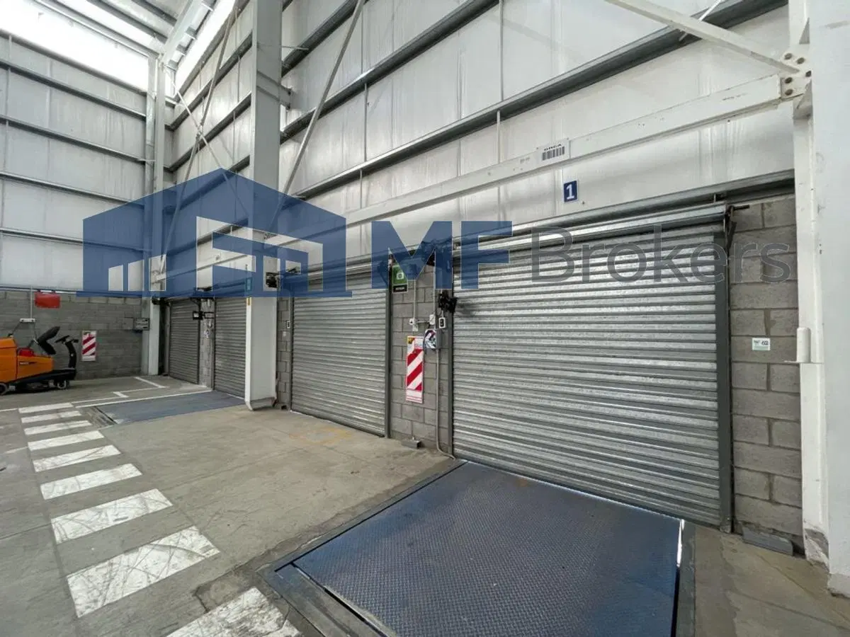 Impresionante galpón en alquiler con oficinas, vestuarios y docks de carga en Polo Industrial 4