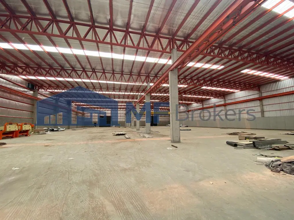 Excelente nave industrial con puentes grua, gas y fuerza motriz 2