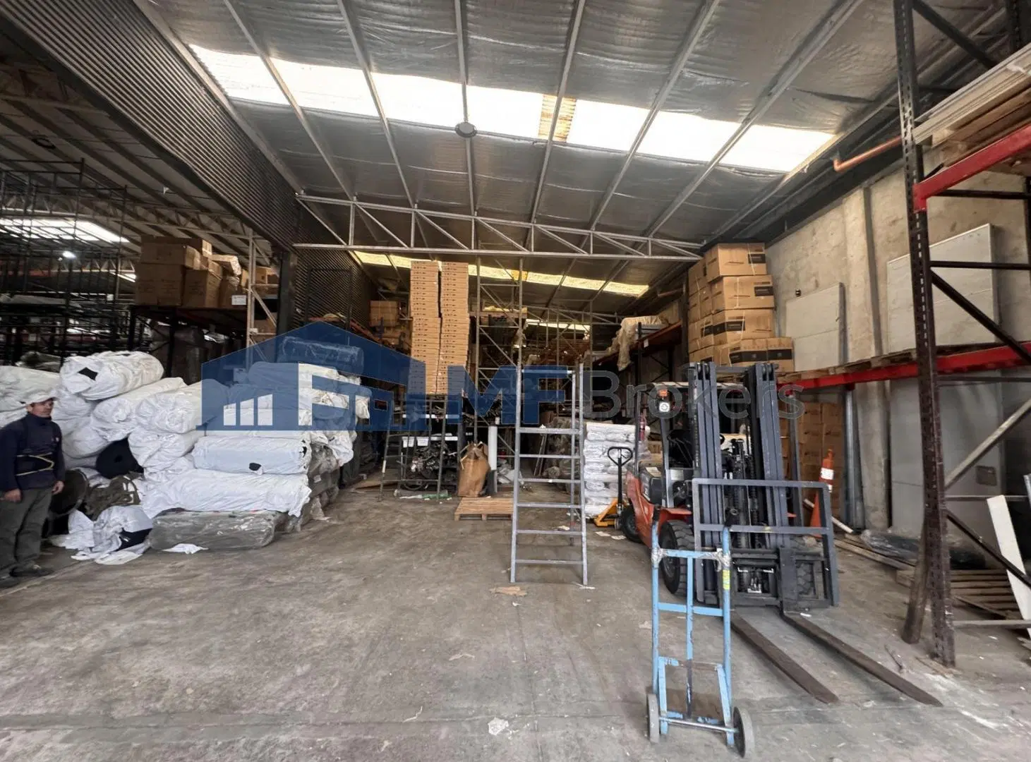 Galpón comercial/industrial con oficinas en alquiler 4