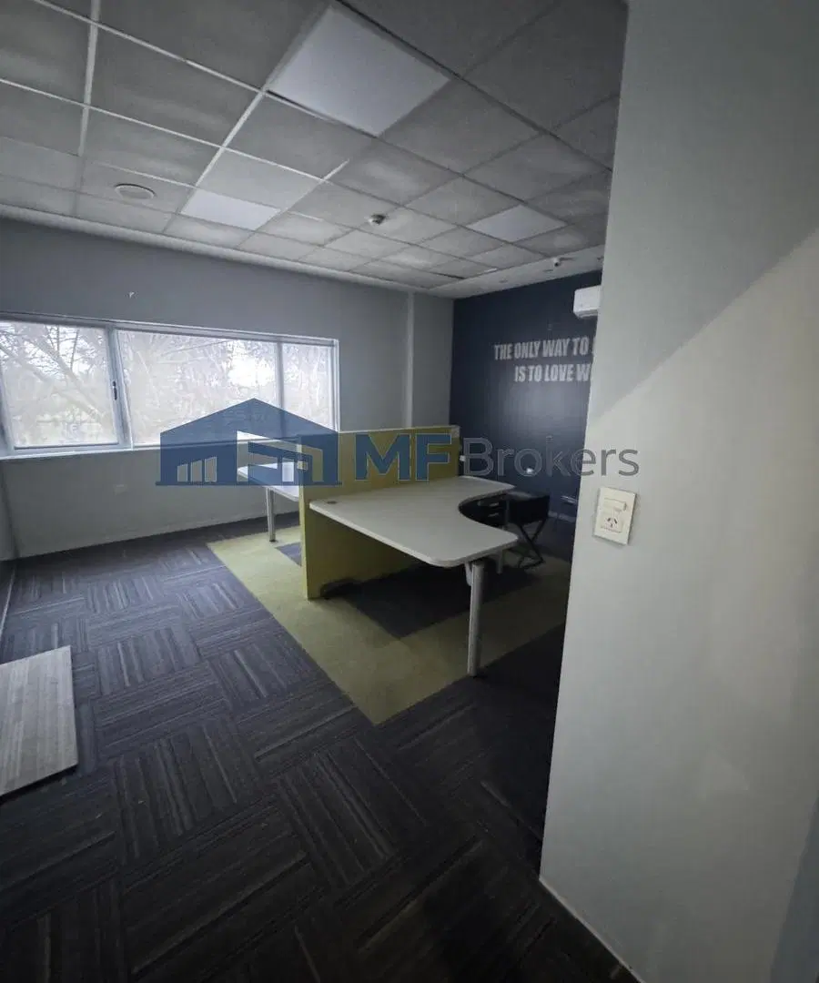 Galpón comercial/industrial con oficinas en alquiler 1