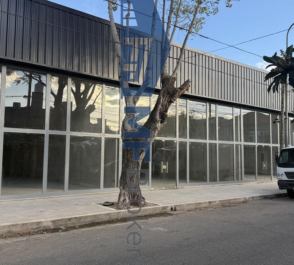 Foto de Excelente local / deposito doble altura triple frente en esquina, imagen 3