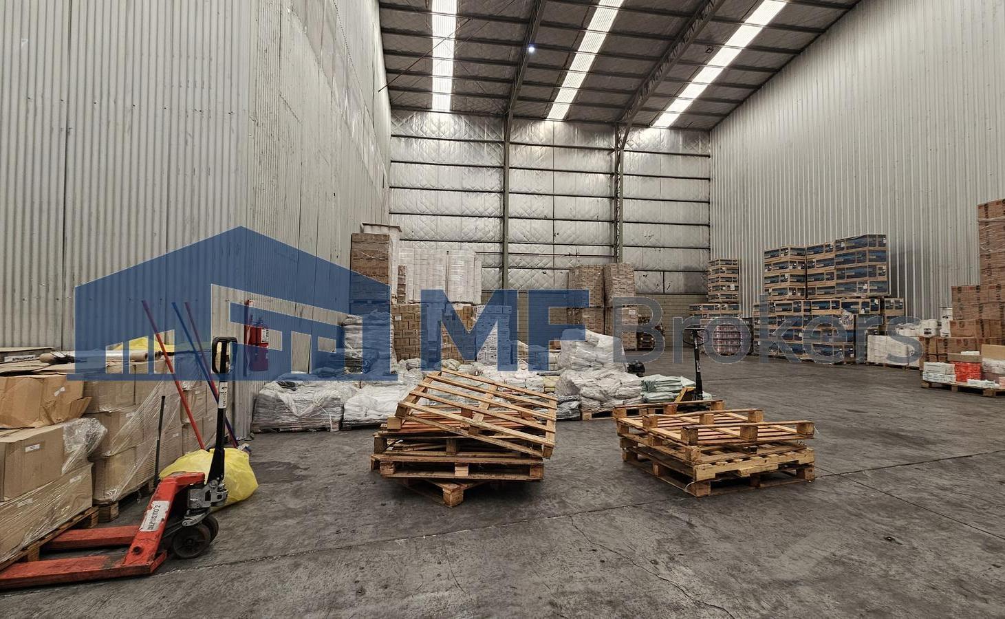 Alquiler galpón AAA en predio industrial sobre colectora Panamericana con oficinas