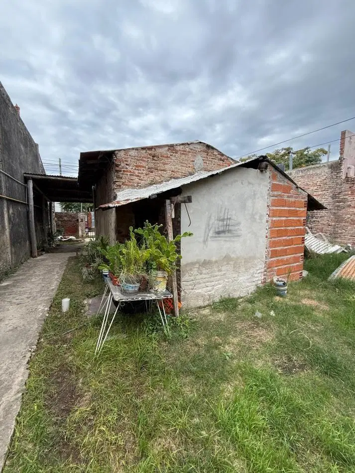 Lote con construccion — Calle Francia 4651. Excelente oportunidad para vivienda o inversion. 2