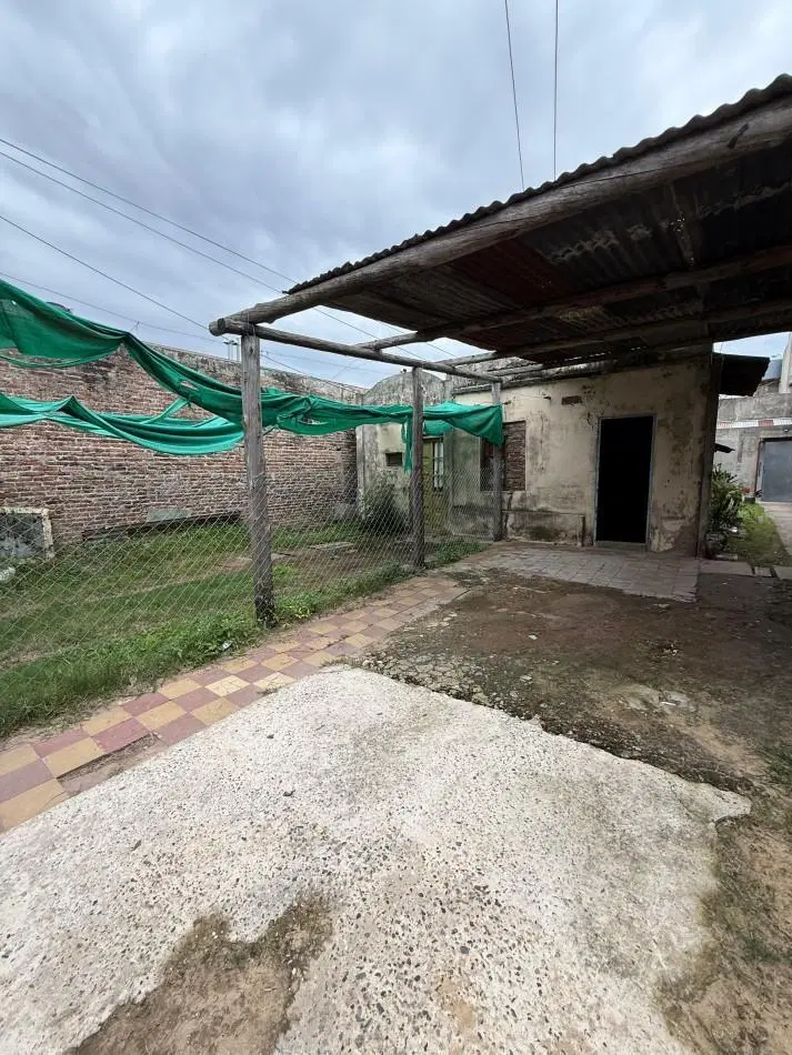 Lote con construccion — Calle Francia 4651. Excelente oportunidad para vivienda o inversion. 4