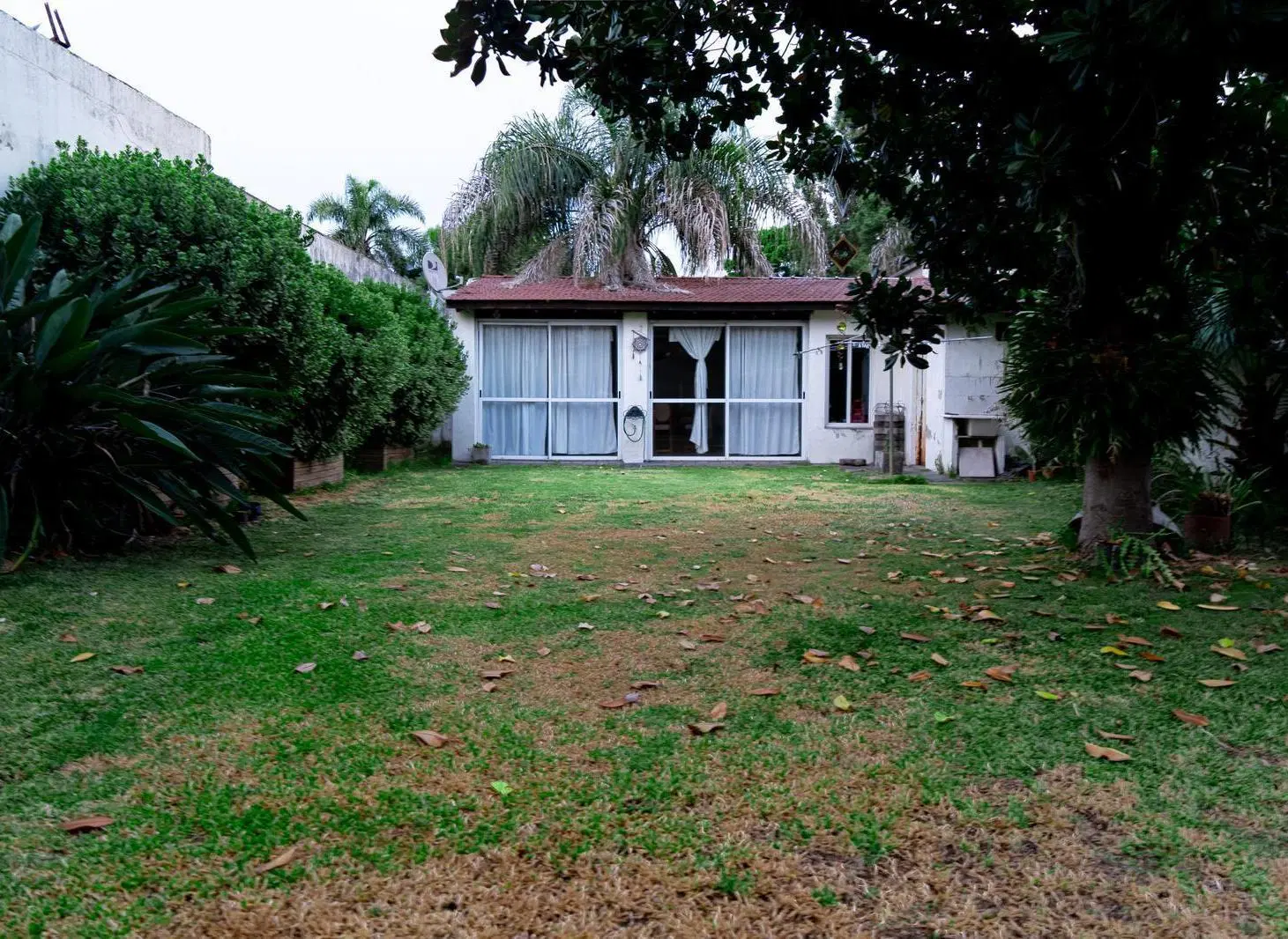Venta Casa 6 ambientes 350 m2 jardín y quincho en Castelar 2