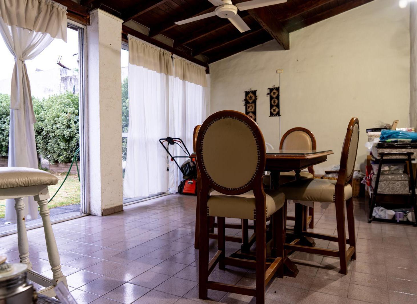 Venta Casa 6 ambientes 350 m2 jardín y quincho en Castelar