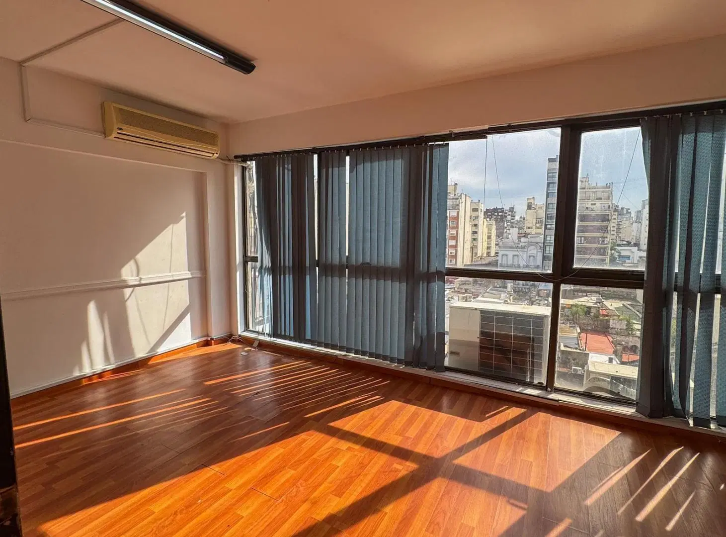 Alquiler de oficina 4 ambientes 97 m²  en Monserrat 2