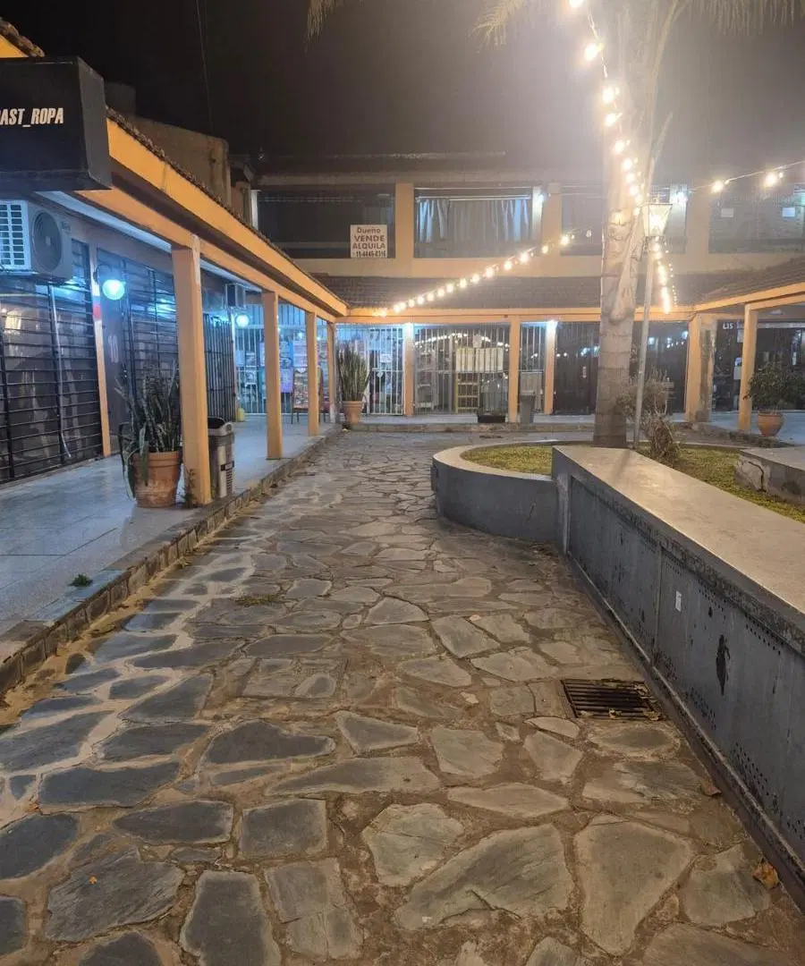 Venta local comercial 30 m2 con vidriera en Ituzaingó 4