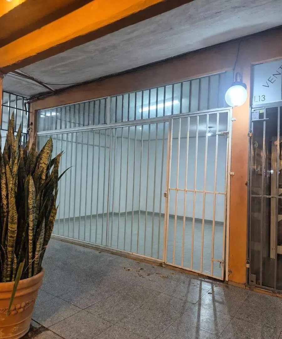 Venta local comercial 30 m2 con vidriera en Ituzaingó 3
