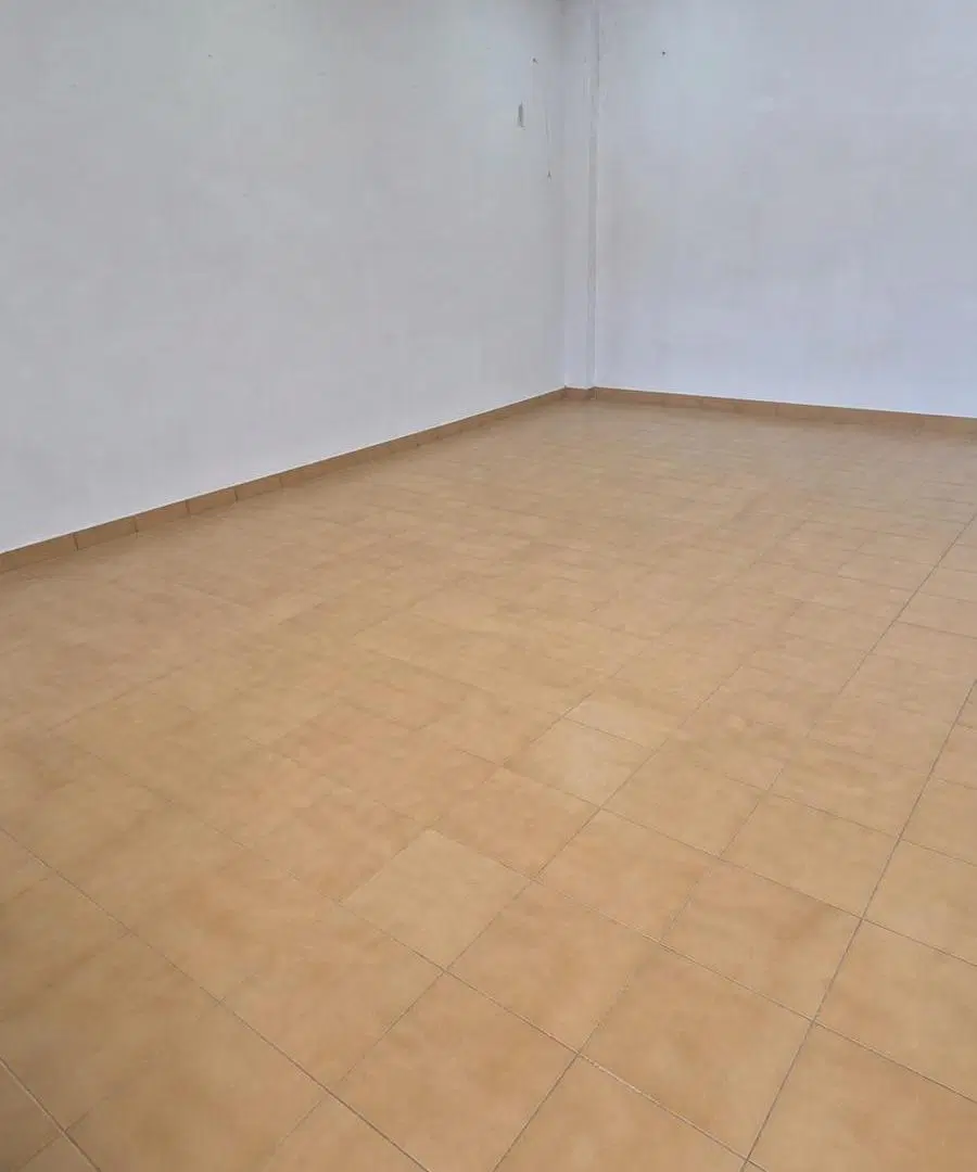 Venta local comercial 30 m2 con vidriera en Ituzaingó 5