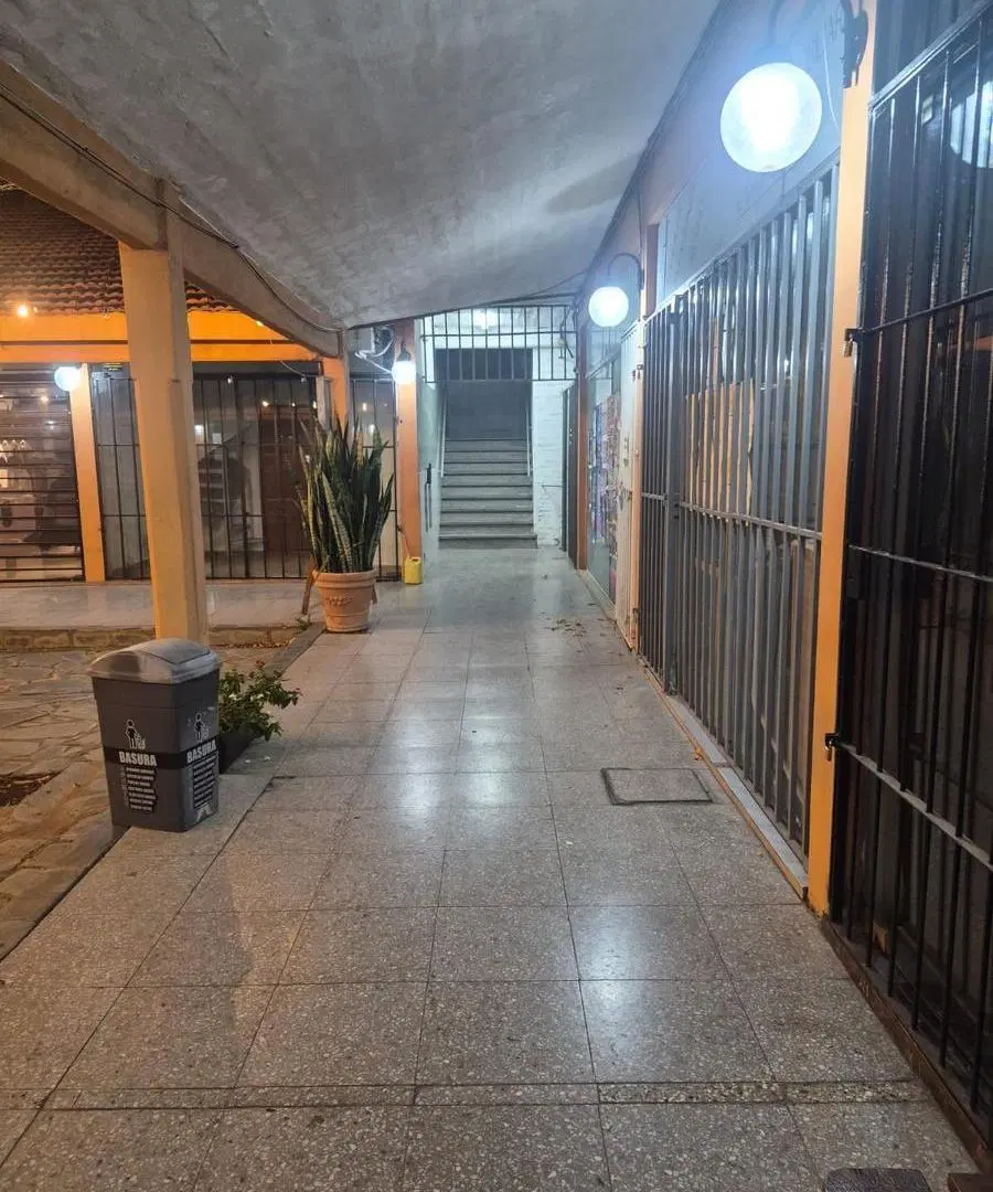 Venta local comercial 30 m2 con vidriera en Ituzaingó 8
