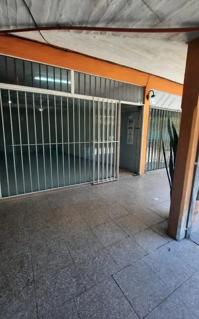 Venta local comercial 30 m2 con vidriera en Ituzaingó 2