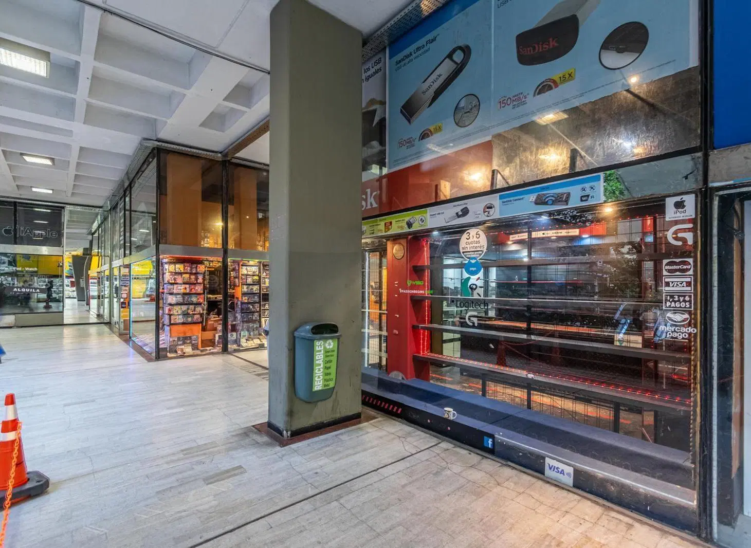 Alquiler local comercial con entrepiso en Galería Jardín, Microcentro 8