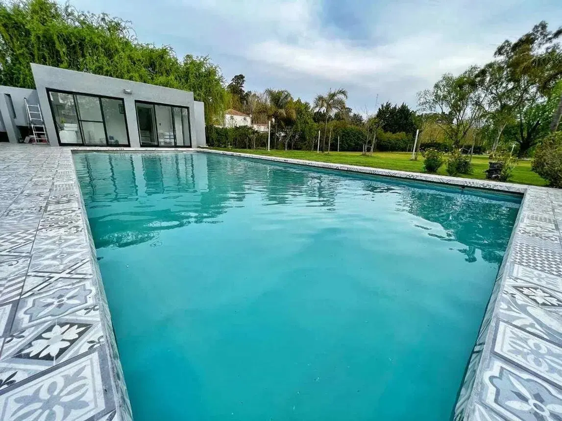 Venta casa 4 ambientes con parque y pileta en Haras del Sur I 2