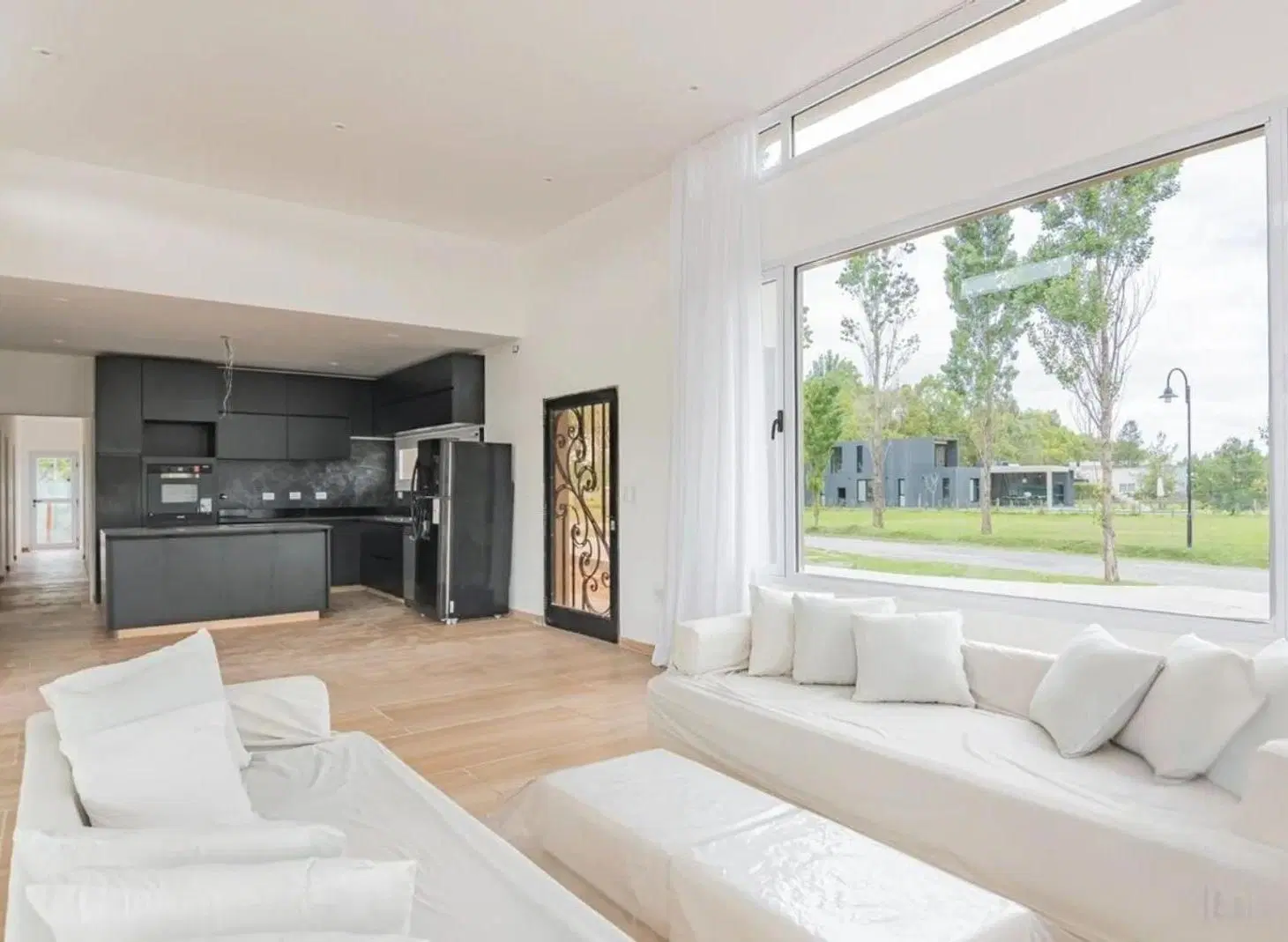 Alquiler casa a estrenar con costa de lago en Miralagos II 3
