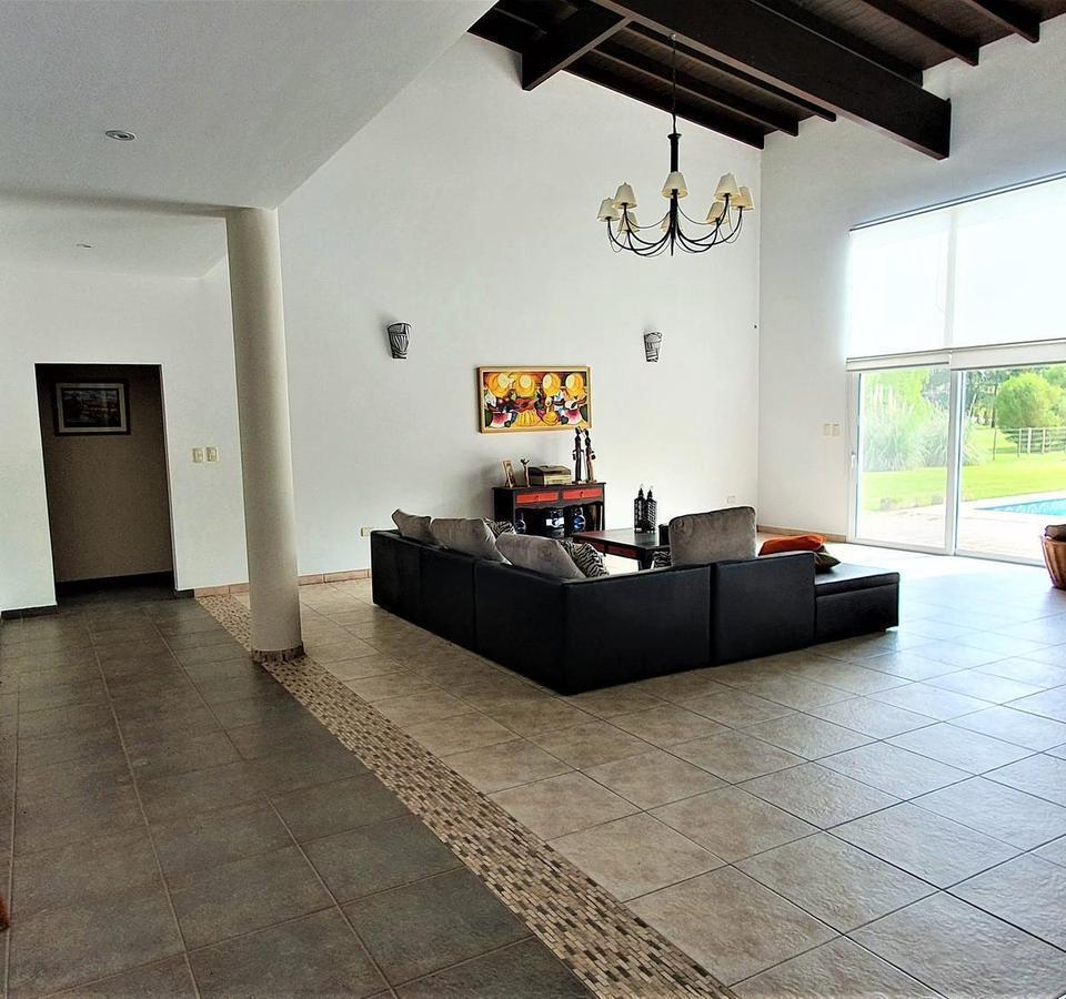 Foto de Venta Casa 8 ambientes de 601 m² con pileta, quincho en Campos de Roca 1 Coronel Brandsen, imagen 1