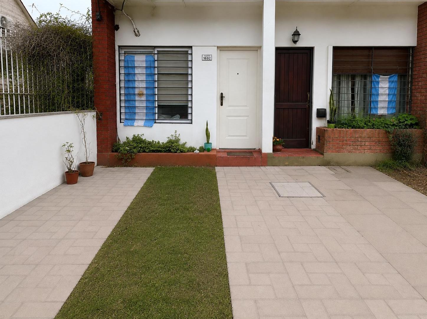 Foto de Venta casa dúplex 3 ambientes con cochera y parrilla en Castelar, imagen 2