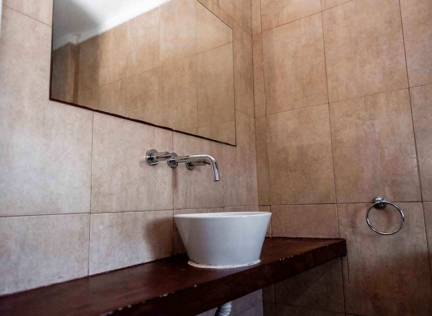 Foto de Venta Departamento dúplex 2 ambientes cochera y patio en Bernal Oeste, imagen 2