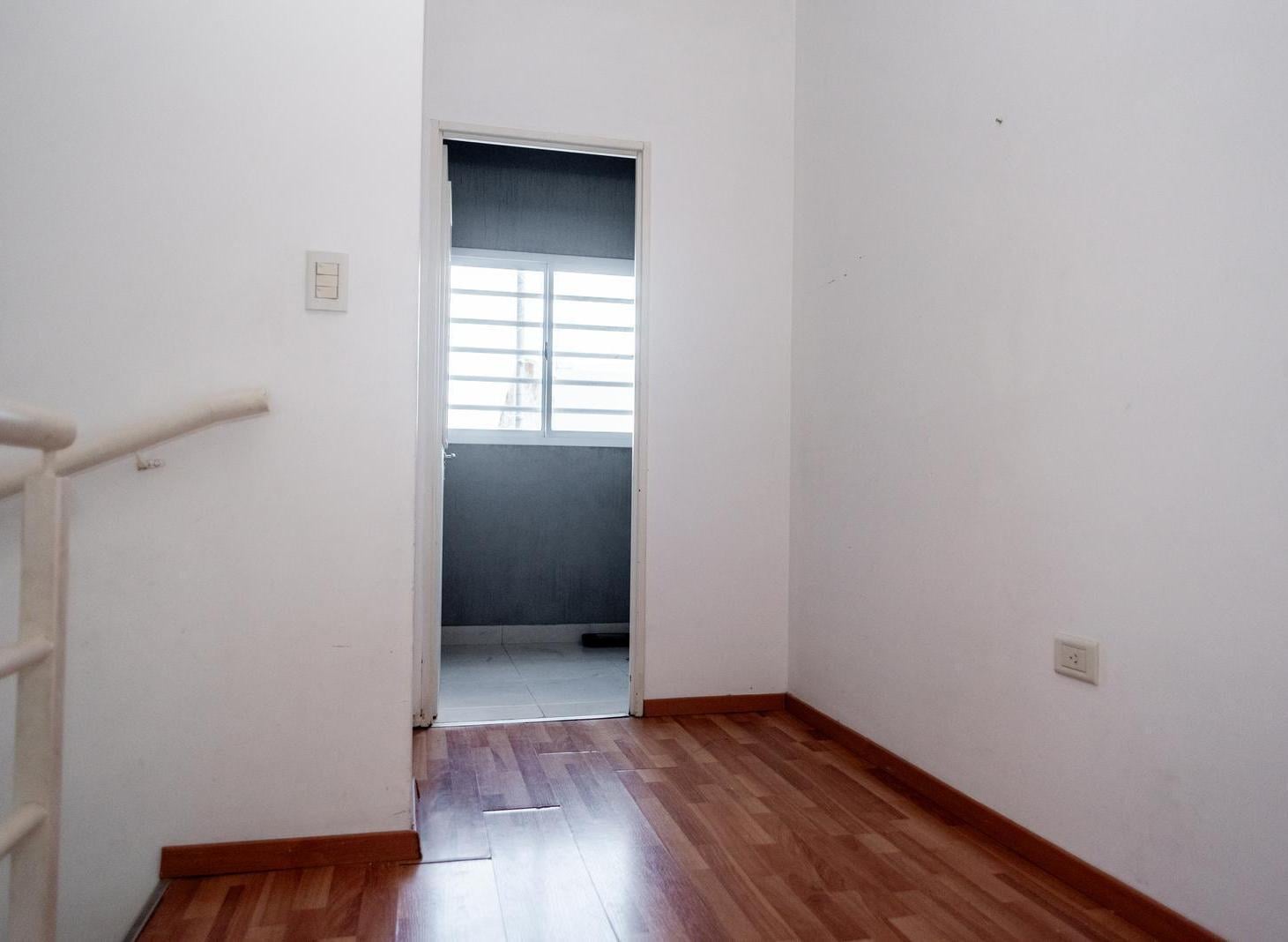Foto de Venta Departamento dúplex 2 ambientes cochera y patio en Bernal Oeste, imagen 3
