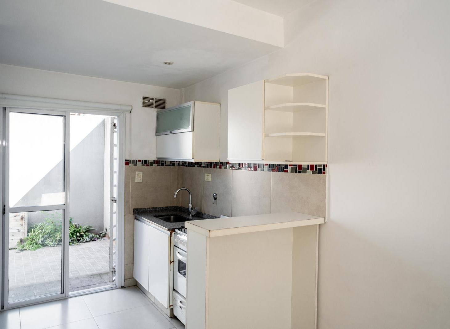 Foto de Venta Departamento dúplex 2 ambientes cochera y patio en Bernal Oeste, imagen 1