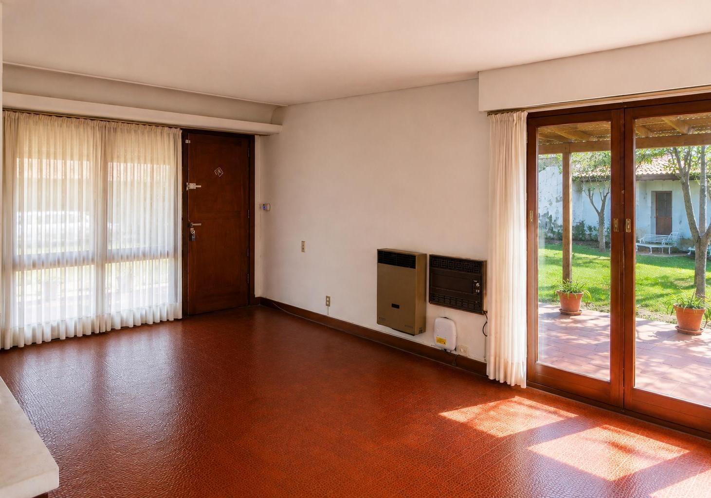 Foto de Venta casa 4 ambientes con jardín y cochera en Quilmes, imagen 2