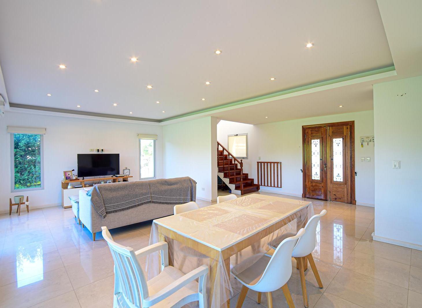 Foto de Venta casa 4 ambientes 212,47 m² jardin parrilla Barrio Los Talas, imagen 1