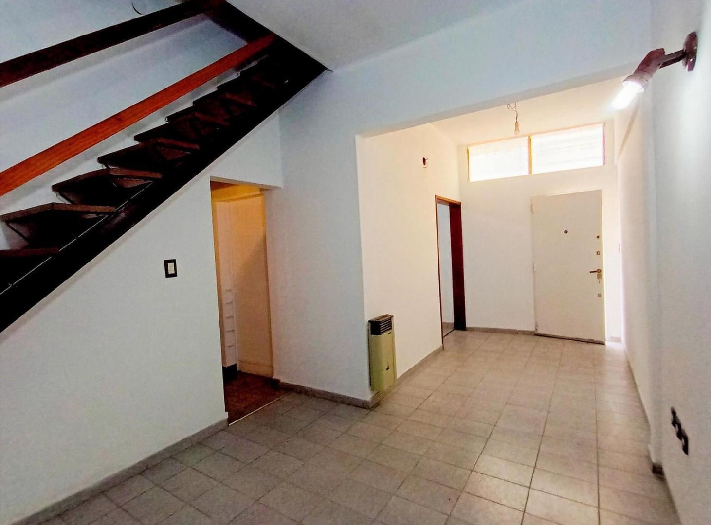 Foto de Venta PH 2 ambientes 94 m2 con amplio entre piso terraza en Lanús, imagen 2