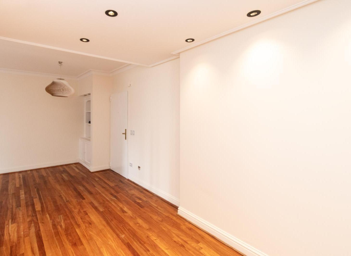 Foto de Alquiler Departamento 4 ambientes con cochera y balcón en Caballito, imagen 1