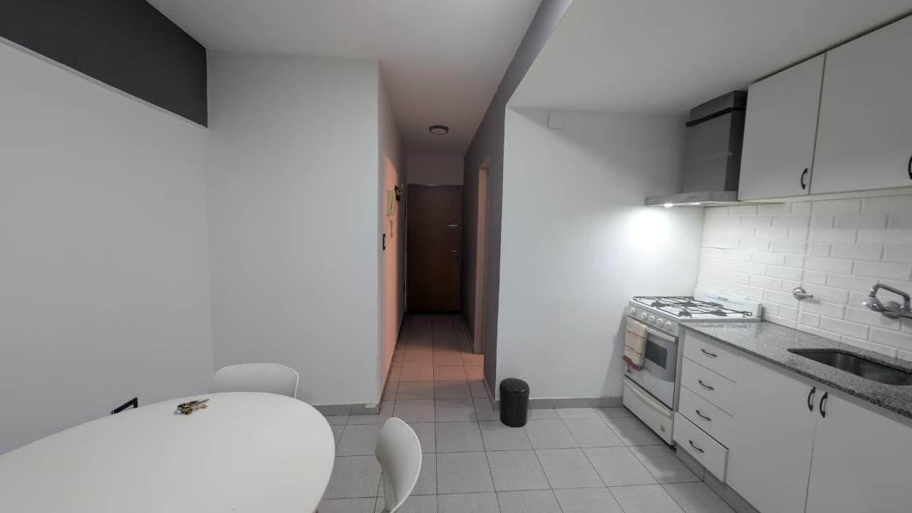 Foto de Alquiler monoambiente con balcón en La Plata, imagen 4