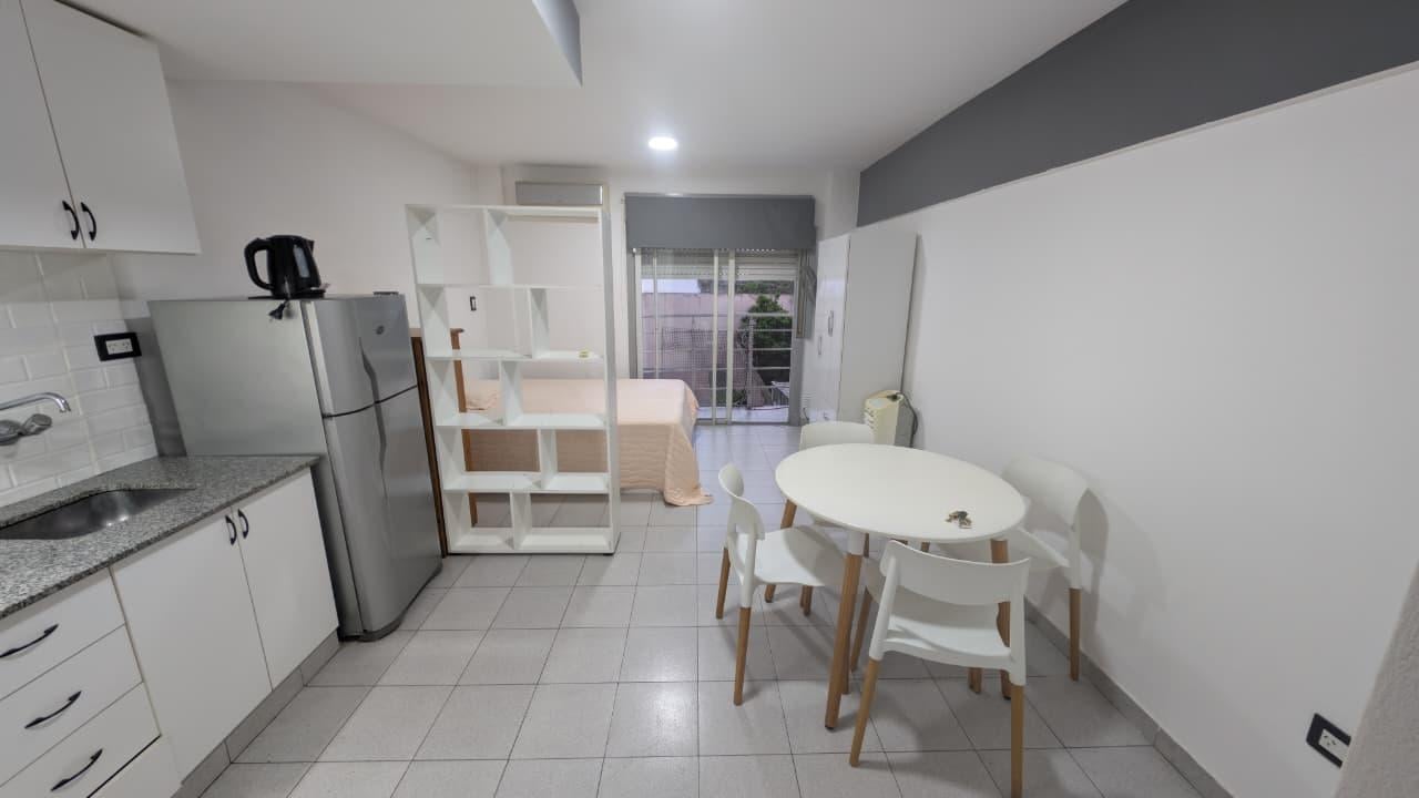 Foto de Alquiler monoambiente con balcón en La Plata, imagen 2