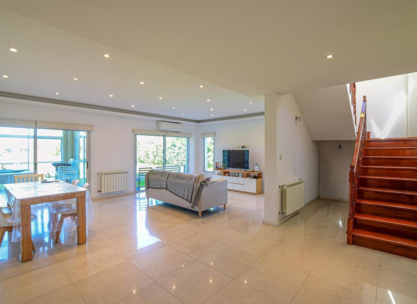 Foto de Venta casa 4 ambientes 212,47 m² jardin parrilla Barrio Los Talas, imagen 3