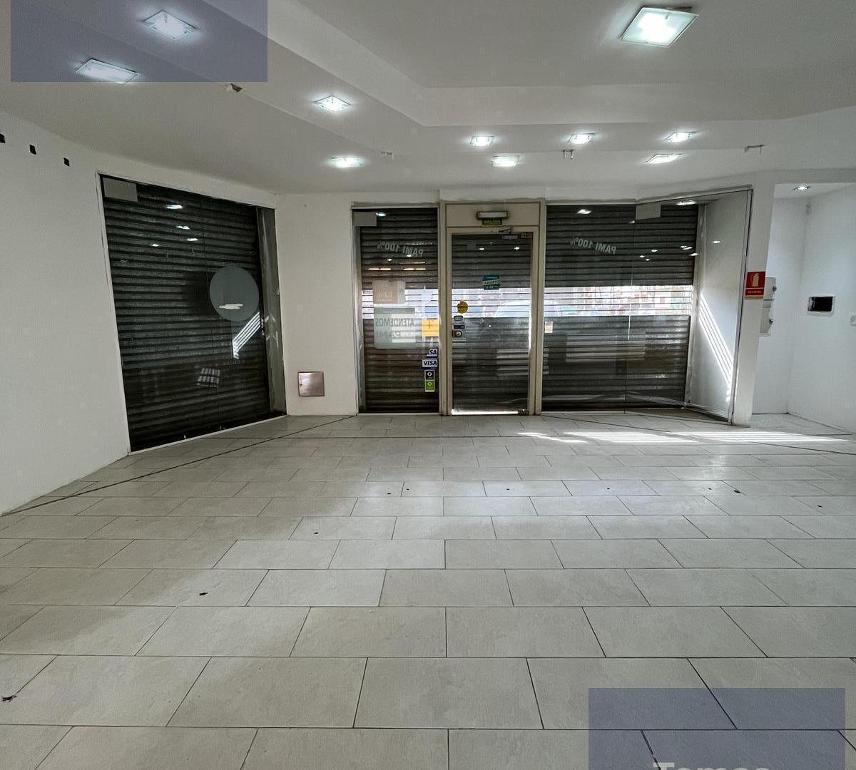 Foto de Importante Local Comercial con 5 Consultorios y Amplio Playón de, imagen 2