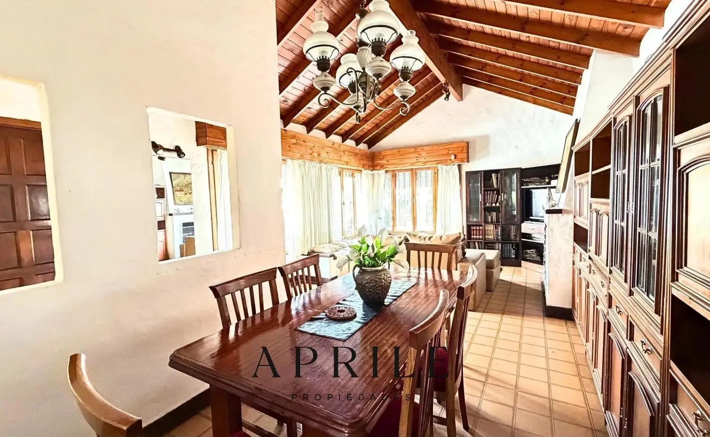 Casa sobre dos lotes con amplio parque y quincho - Zona Las Colinas P.Ramos 4