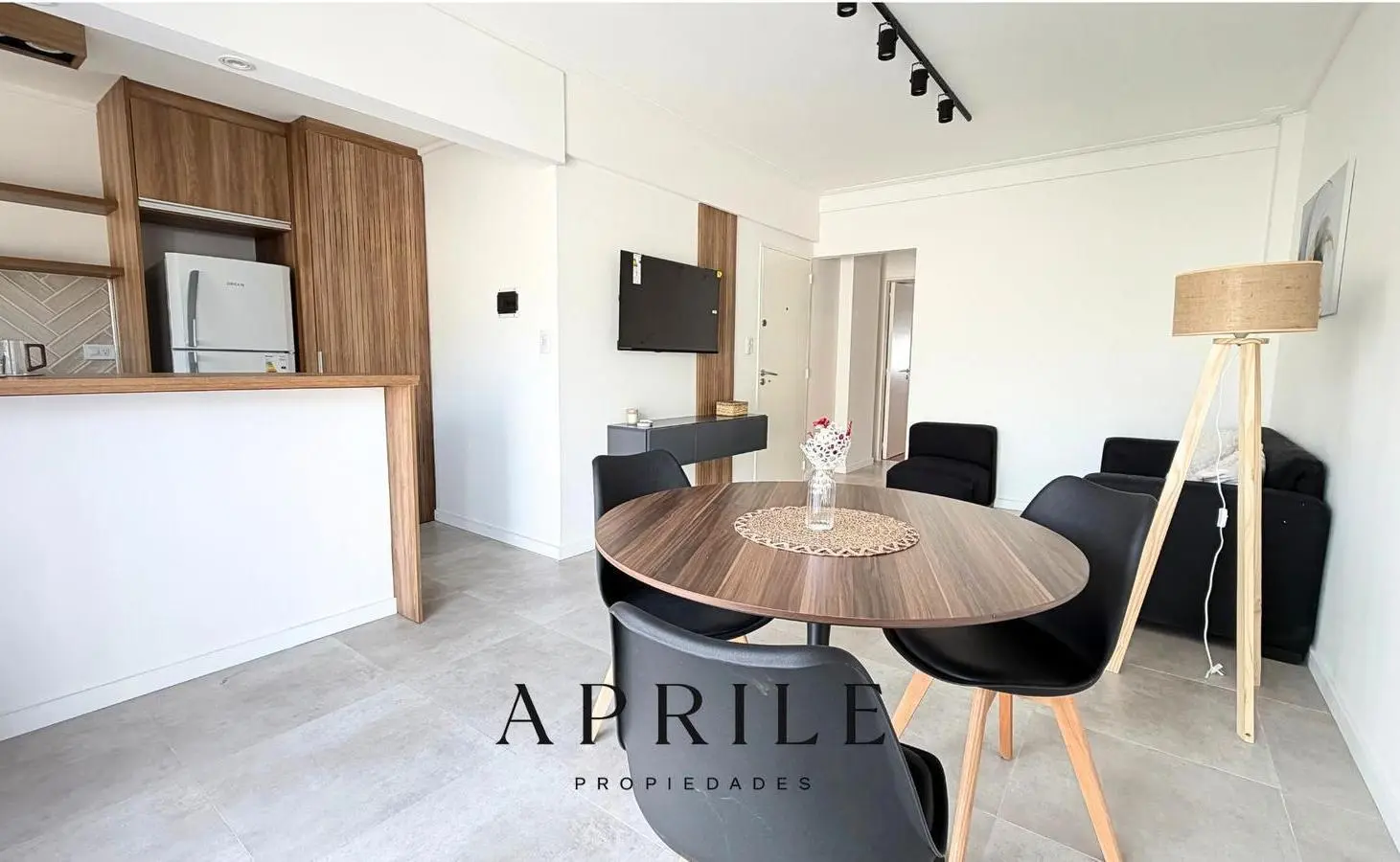 Departamento 2 ambientes reciclado y amueblado con balcón y cochera – Zona Plaza Mitre 2