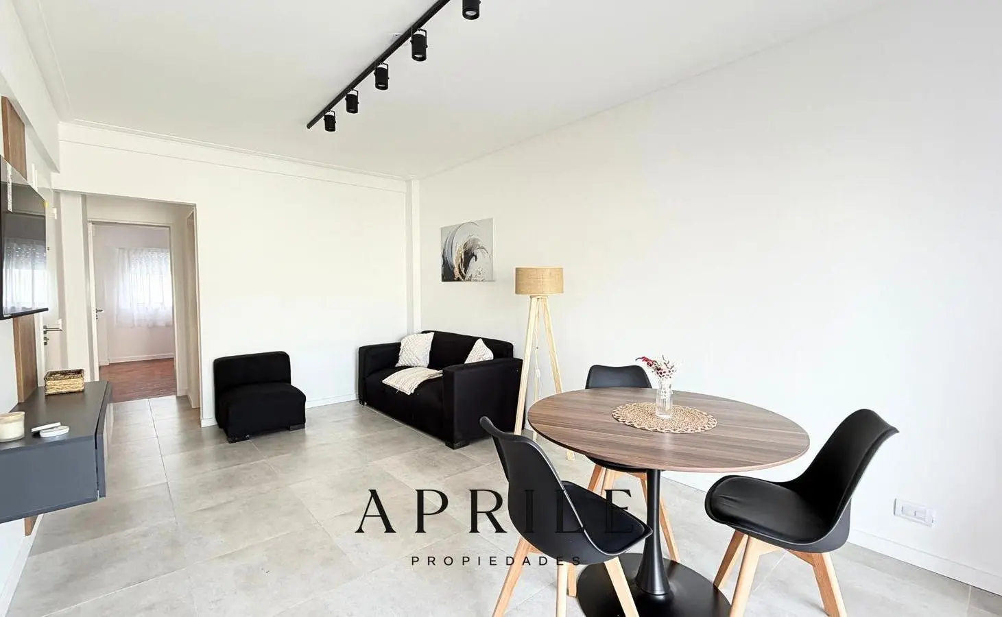 Departamento 2 ambientes reciclado y amueblado con balcón y cochera – Zona Plaza Mitre 3