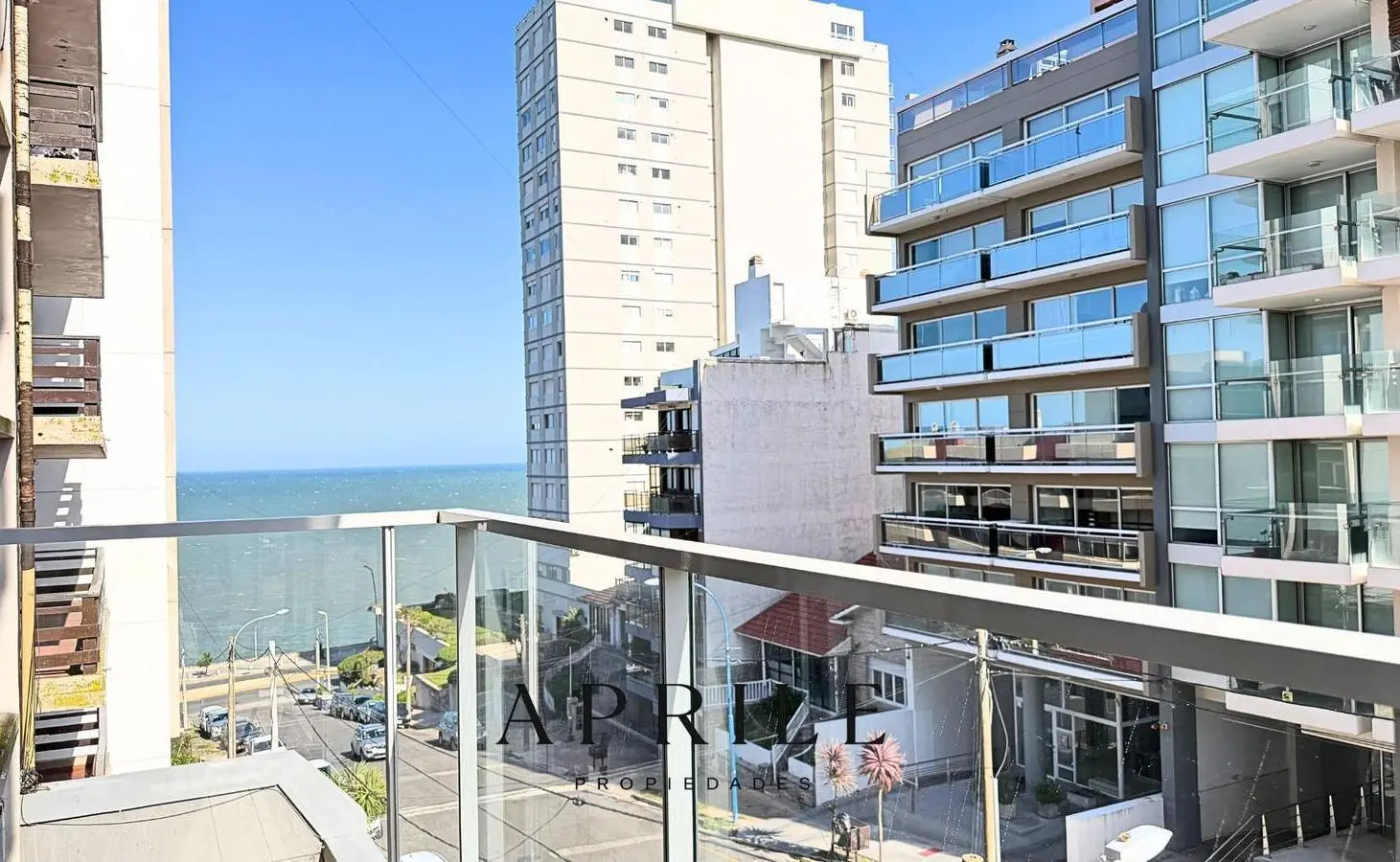 Departamento 3 ambientes con balcón y vista lateral al mar  – Playa Chica 2