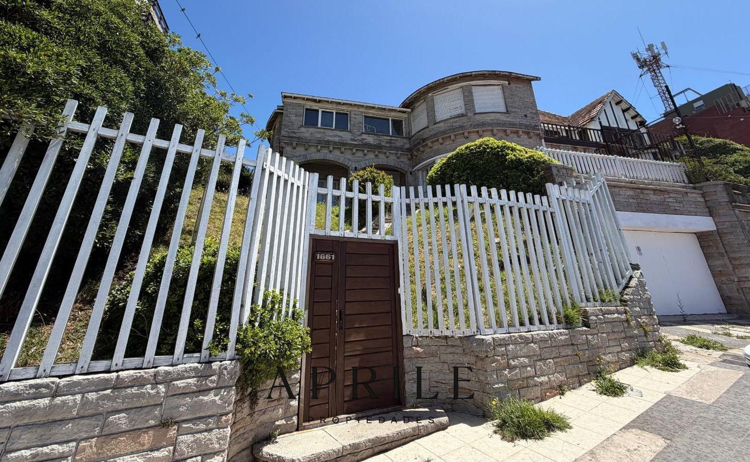 Importante Propiedad Estilo Marplatense con Vista al Mar y Gran Potencial Comercial | Alquiler