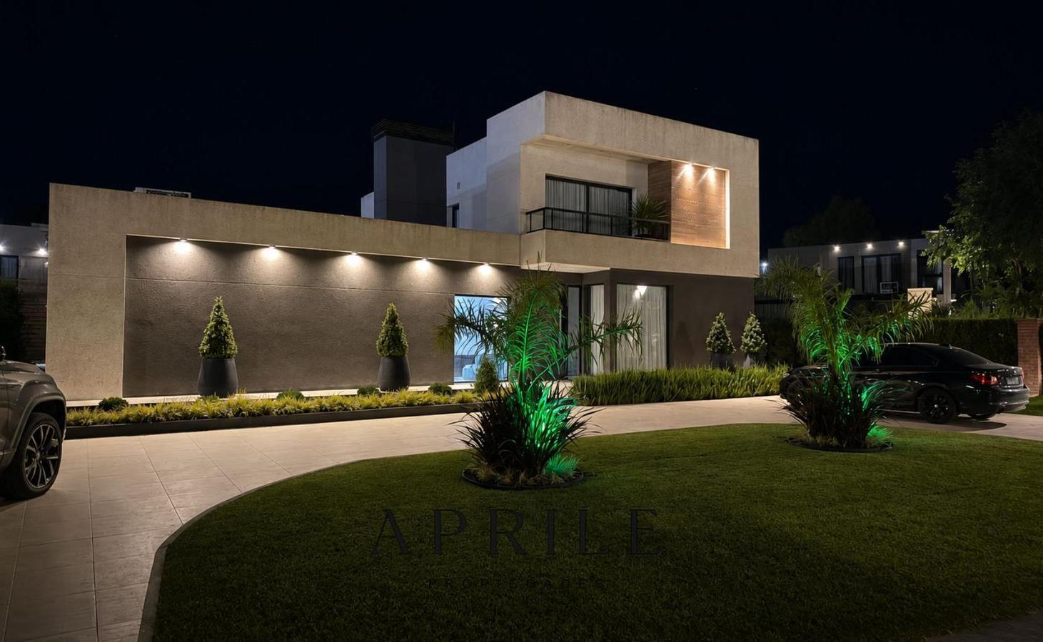 Foto de Casa de Alta Categoría 4 Amb. con Pileta In-Out climatizada | Barrio, imagen 2
