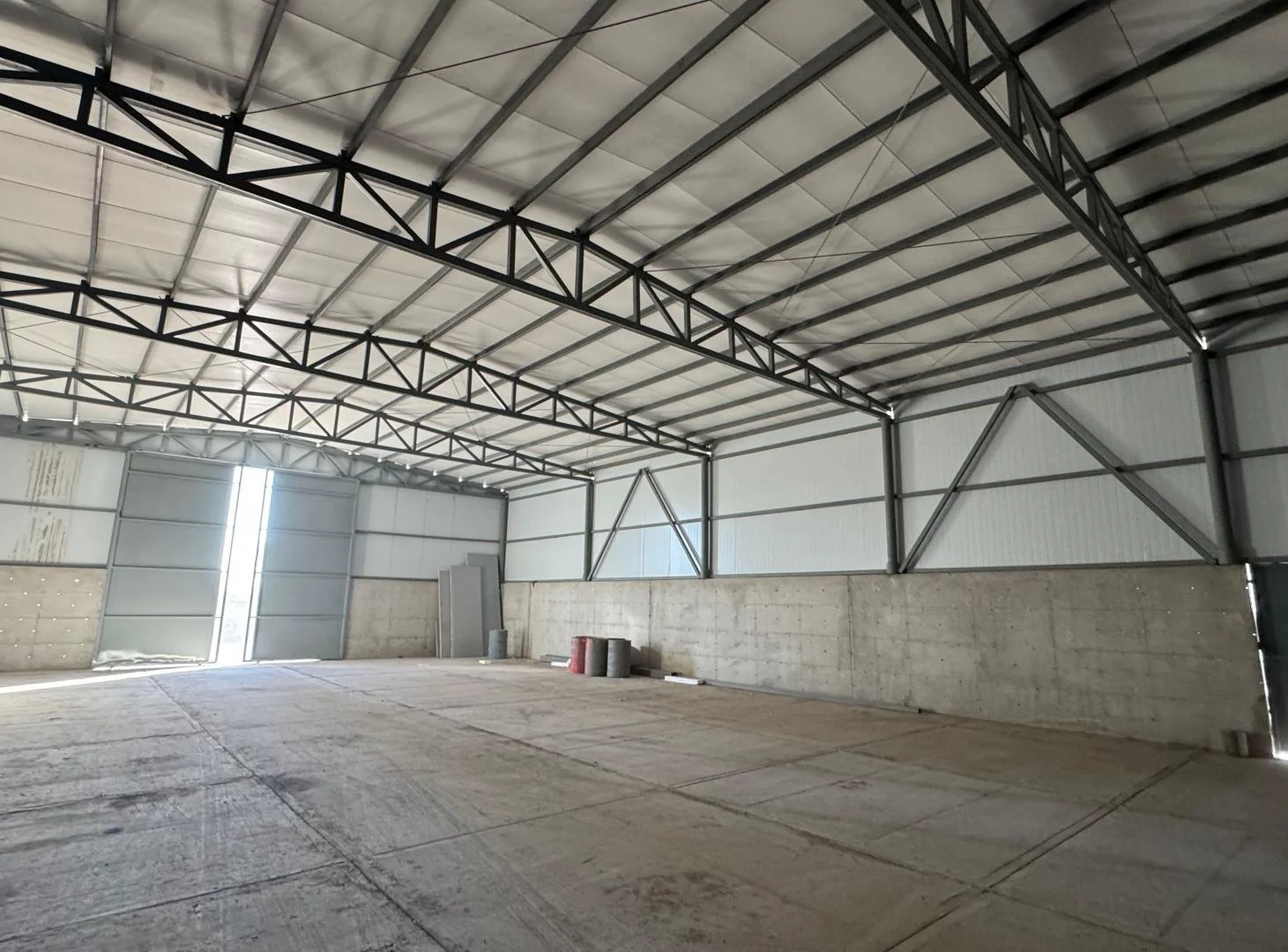 GALPON EN ALQUILER 1000M2 TERRENO 800M2 CUBIERTOS - ZONA INDUSTRIAL - ACCESO SUR