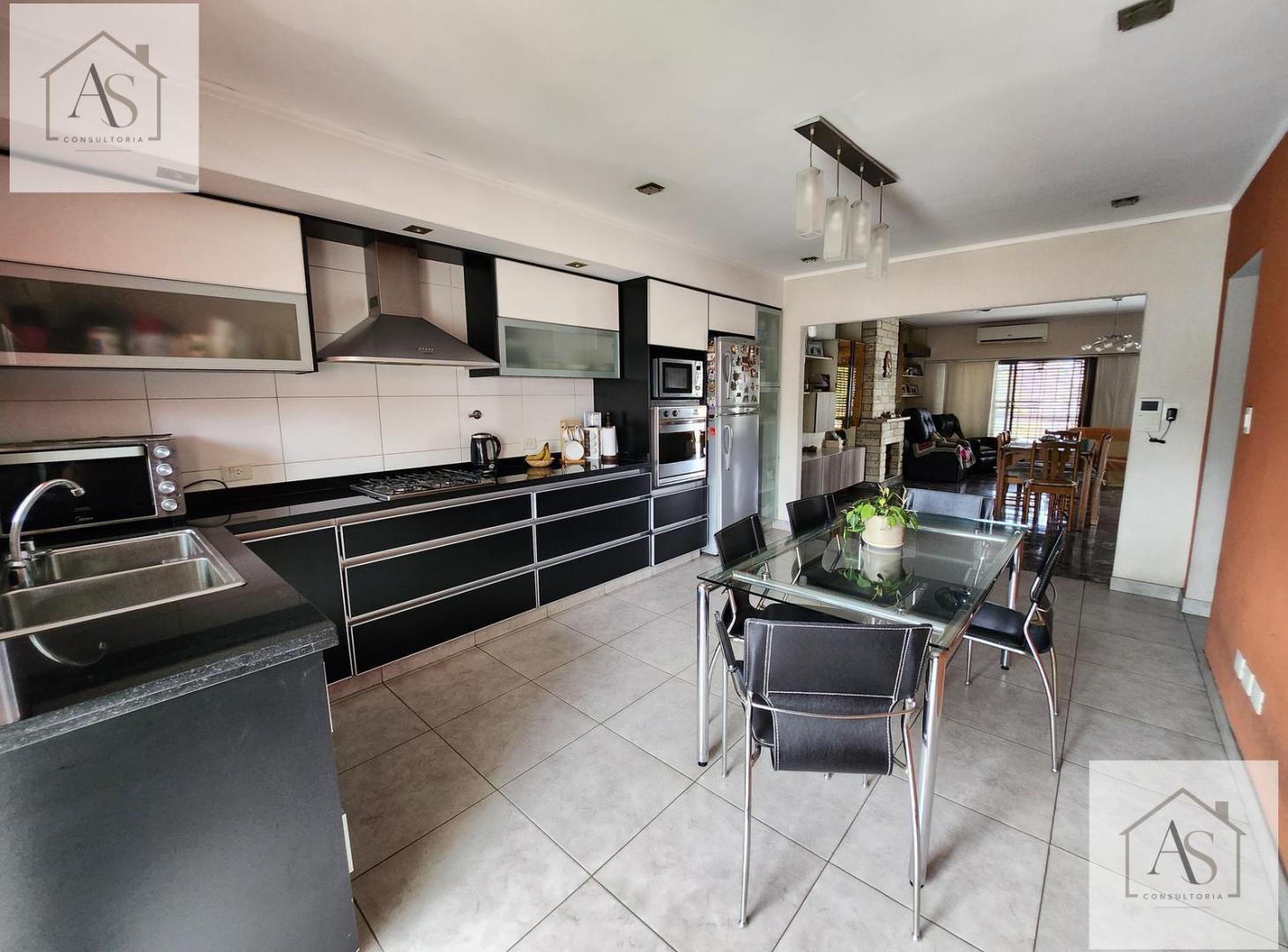 Foto de Venta Casa 5 ambientes Ramos Mejia con Pileta y Quincho, imagen 4
