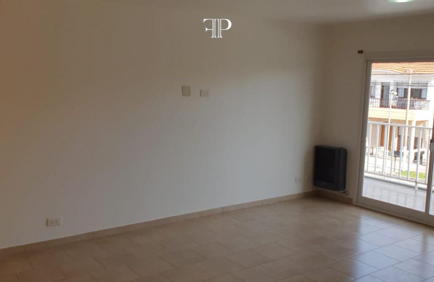 Foto de Departamento en Alquiler en Zona Parque Luro, imagen 1