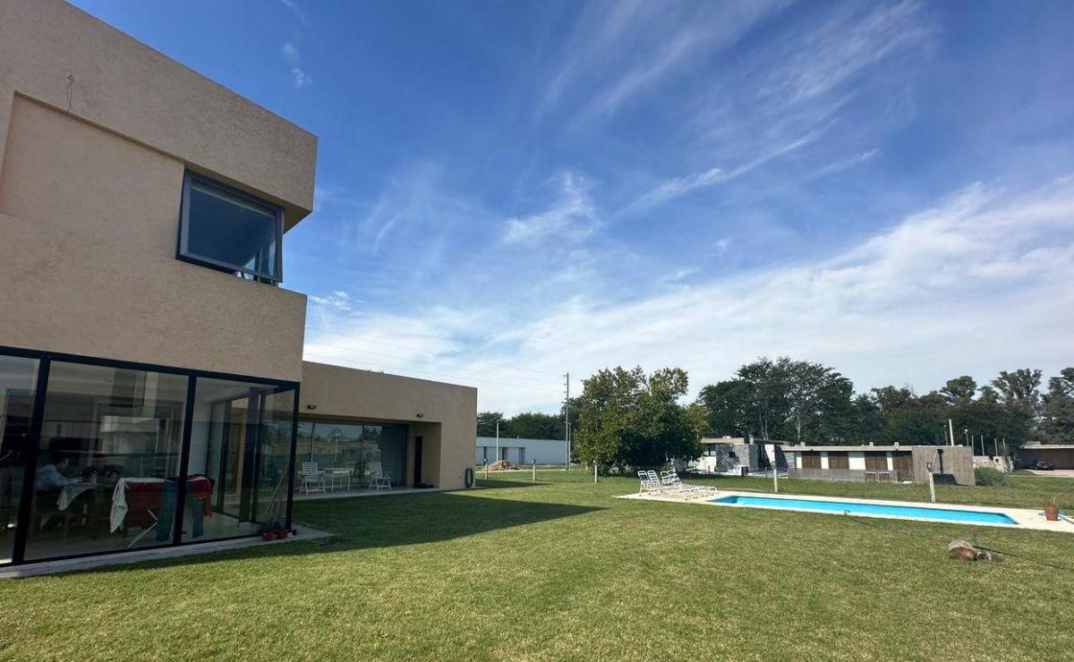 Casa en venta con parque y pileta -City Bell - Las Carolinas