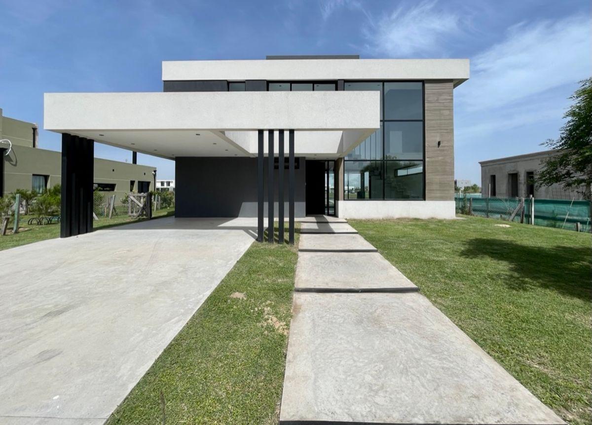 Casa a estrenar con salida a laguna, lote interno