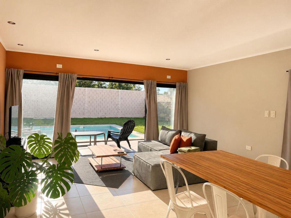 Casa con parque y pileta en venta - Melchor Romero, La Plata