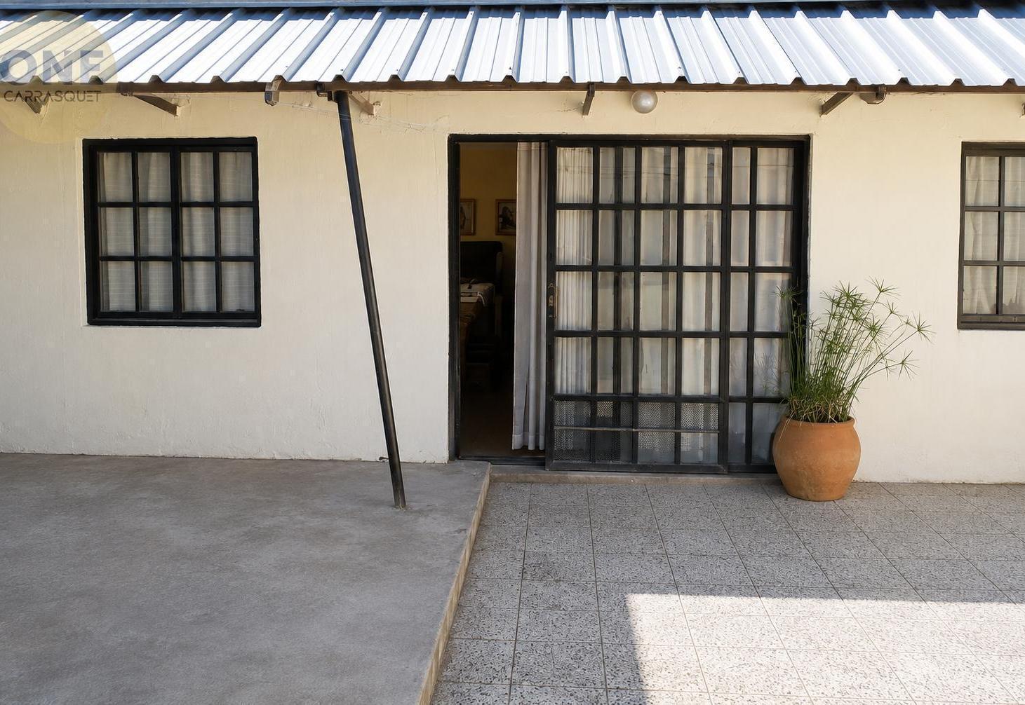 Foto de Casa en venta - Los Hornos, 67 e/ 139 y 140, imagen 2