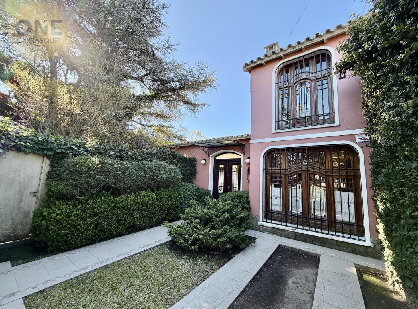 Casa en venta en City Bell entre caminos de estilo, impecable
